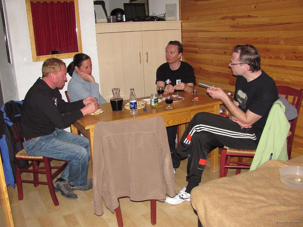 Slika_145.jpg - Obiski! Končno, bomo vsaj lahko podelili vino, ki nam ostaja.