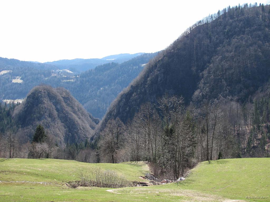 Slika_25.jpg - Mali in Veliki Njivč s sotesko Pasice, ki skriva bolnico Franjo.