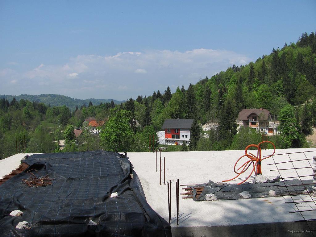 Slika_03.jpg - Del Zaplane za hrbtom vrhniške Planine. Ja, po mojem mnenju malce pretiravanja v gostoti poselitve in tudi barvna pestrost ter tipi hiš ne pašejo v to okolje.