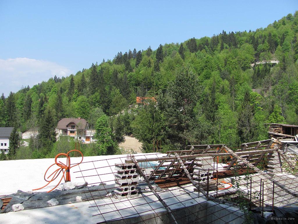 Slika_04.jpg - V zaraščenem gozdu se skriva še kar nekaj hiš.