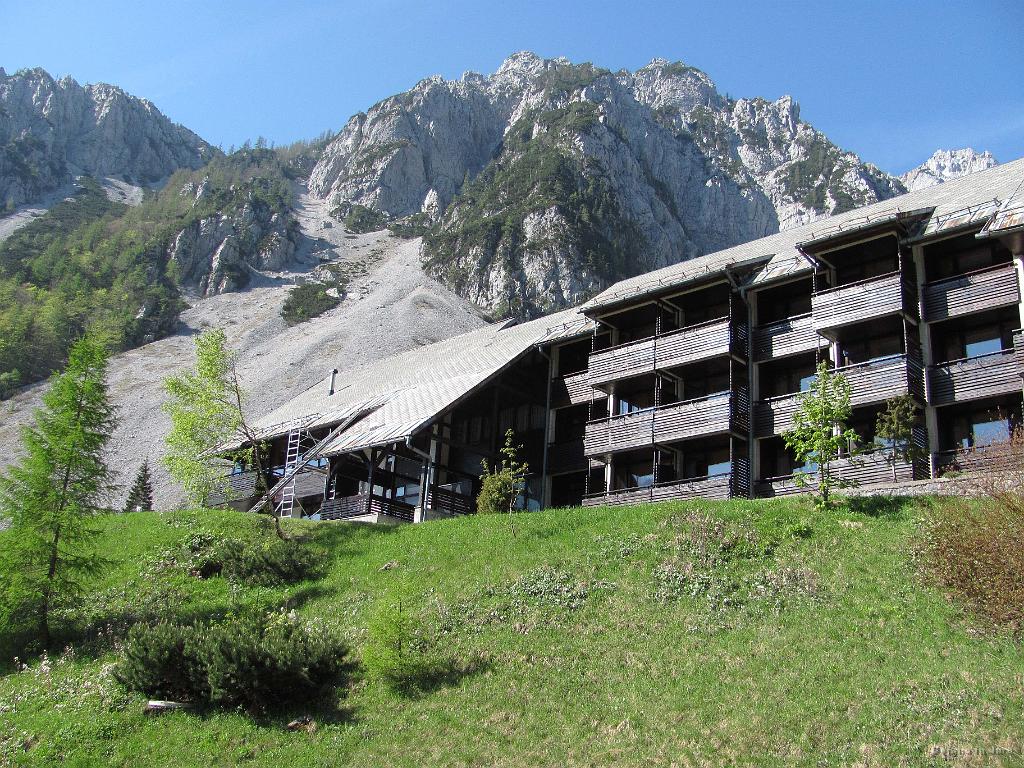 Slika_04.jpg - A kdo ve, če ta hotel živi?