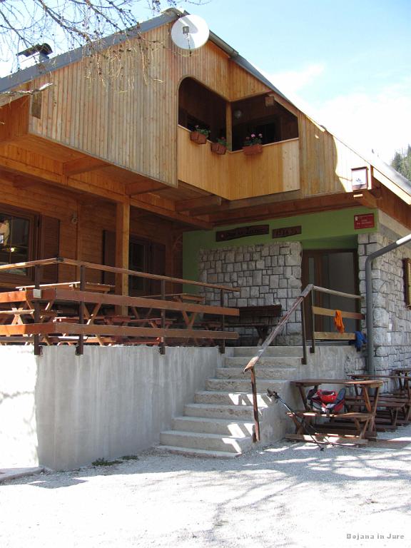 Slika_93.jpg - Še s prednje strani. Tu sva si privoščila pivo in sendvič.