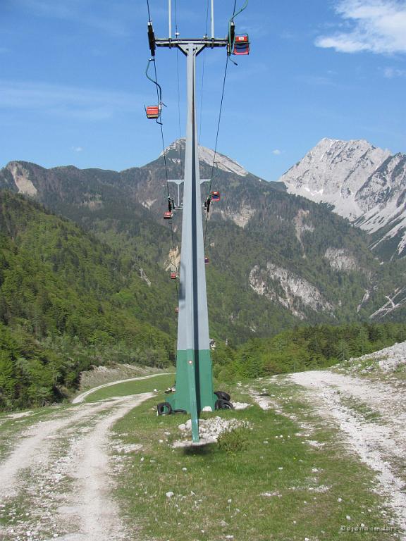 Slika_99.jpg - Ta podporni steberček je pa malce kriv, a ni?