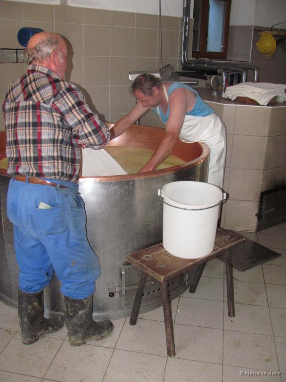 Slika_23.jpg - Zajemanje materiala za sir.