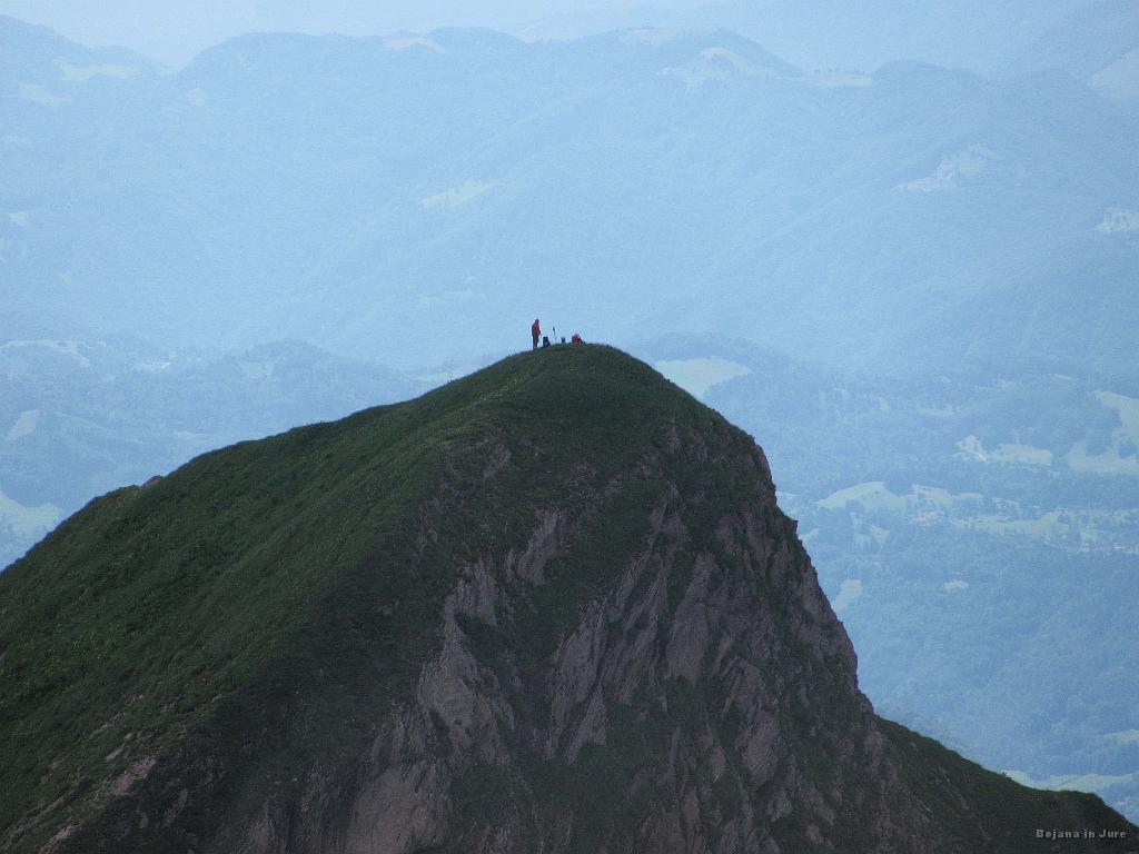 Slika_53.jpg - S poti proti Škofiču pogled na Rdeči rob, ki je že imel drugega obiskovalca.