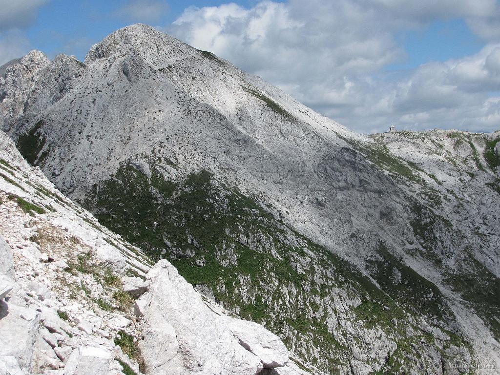 Slika_55.jpg - Hm, kaj je pa to za en kucl? Desno vidimo spomenik avstro-ogrski 15. gorski brigadi.
