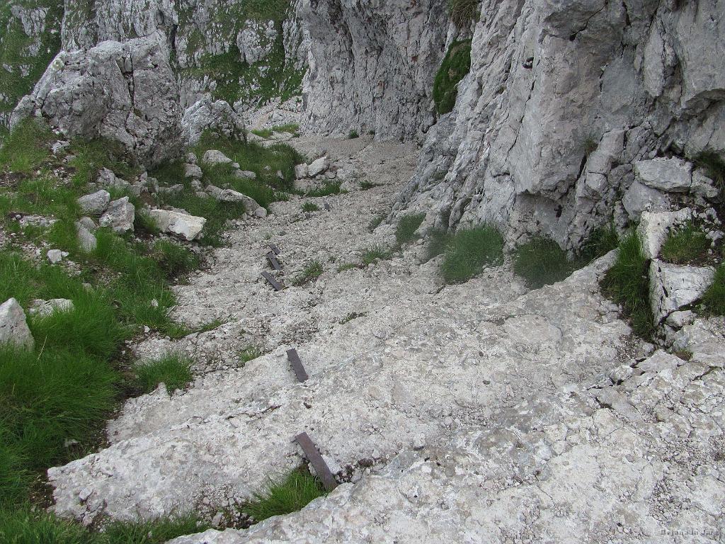 Slika_81.jpg - Vklesane stopnice z Batognice do Krnske škrbine.