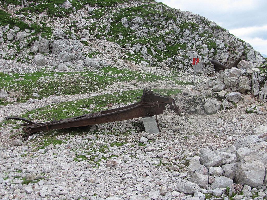 Slika_82.jpg - Na Krnski škrbini razstavljen nosilni del topa.