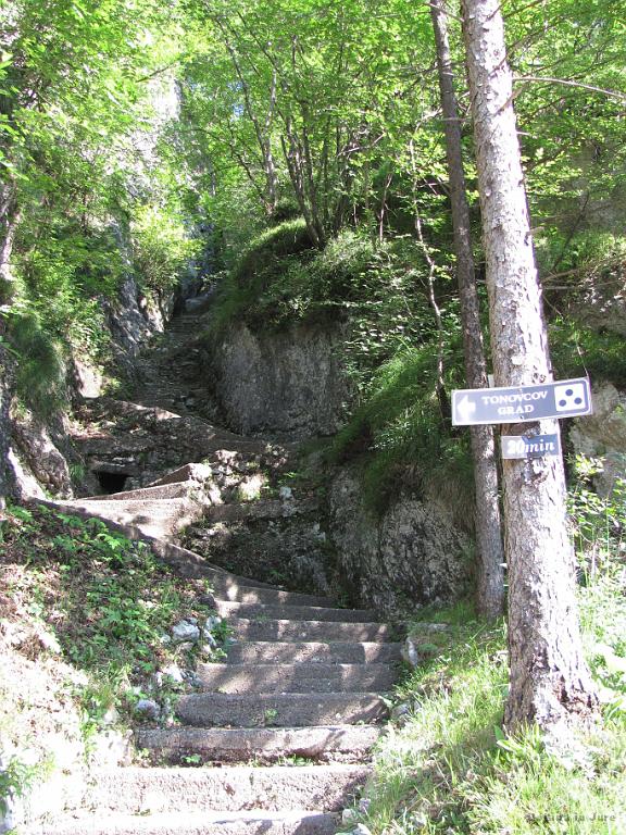 Slika_10.jpg - Na poti so naju zamikale te stopnice proti Tonovcovmu gradu, a na tabli piše 20 minut, pred nama je pa še dolga pot, zato sva zaenkrat preskočila to znamenitost.