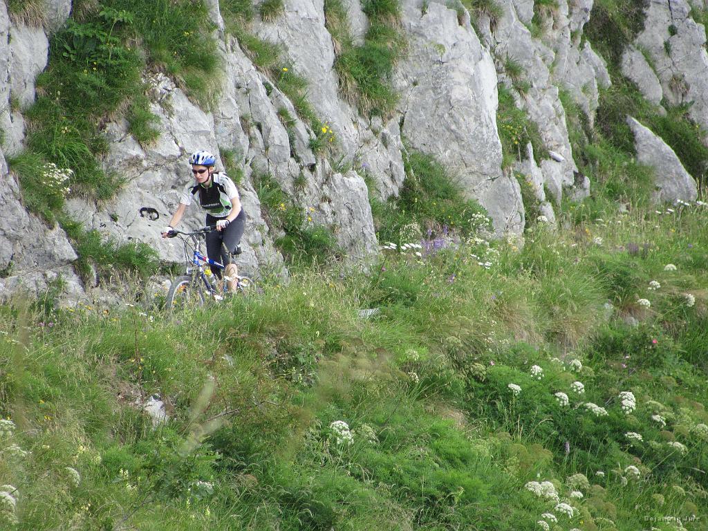 Slika_38.jpg - Nevarno kamenje, nasut pesek, klanec, visoka možnost padca, uravnavanje razmerja med prednjo in zadnjo zavoro, lovljenje ravnotežja, držanje balance naravnost... na nek čuden način je bilo prav zabavno, so pa kmalu začeli členki protestirat.