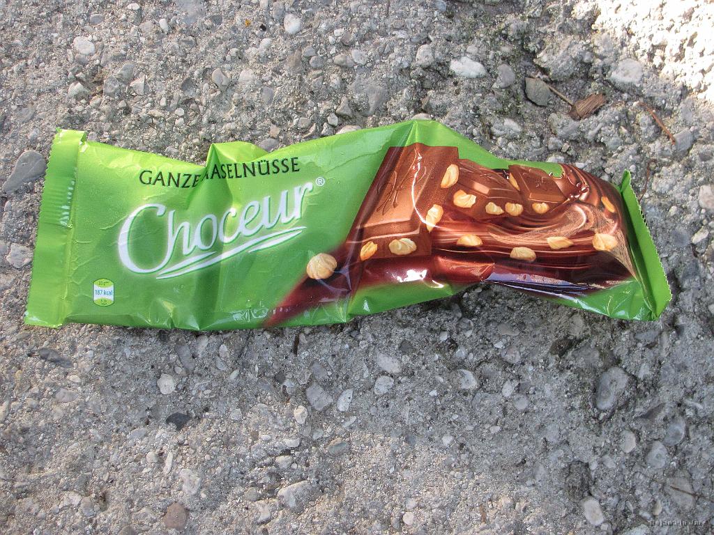 Slika_91.jpg - Hehe, to pa ni neka kubistična skulptura, temveč čokolada, ki je spremenila agregatno stanje v avtu, potem pa je bila nekaj časa v hladilniku. Okusna je še vedno, njam.