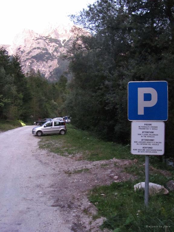Slika_005.jpg - Uradno parkirišče tik za 50. Vršiško serpentino. Naprej je parkiranje prepovedano, čeprav letos ne dajajo kazni. Tu sva avto pustila zaradi dejstva, da je bila ravnina, saj jo nujno potrebuješ za udobno spanje v avtu.