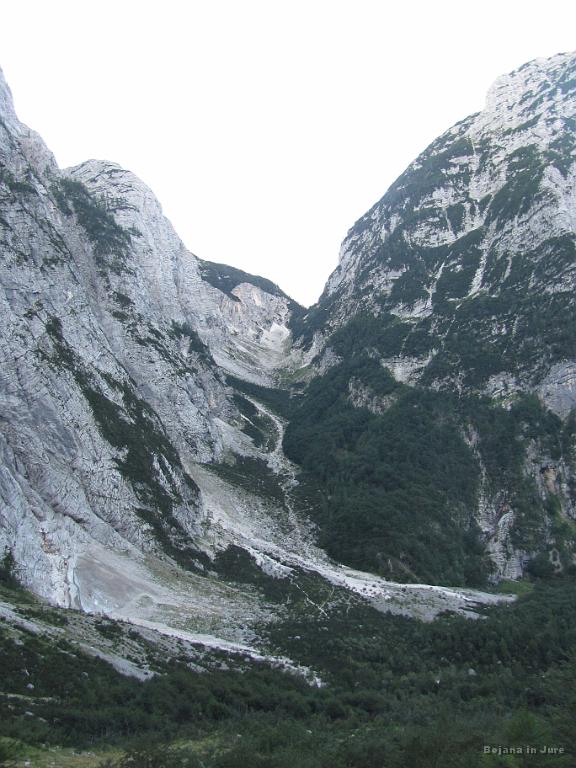 Slika_015.jpg - Še pogled nazaj v smer najinega povratka skozi Zadnjiški dol, ki je tudi turnosmučarska tura.