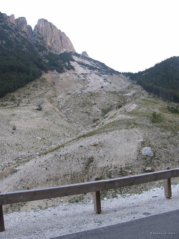 Slika_09.jpg - Plaz. Pa saj je celoten grič zdrsel v dolino.