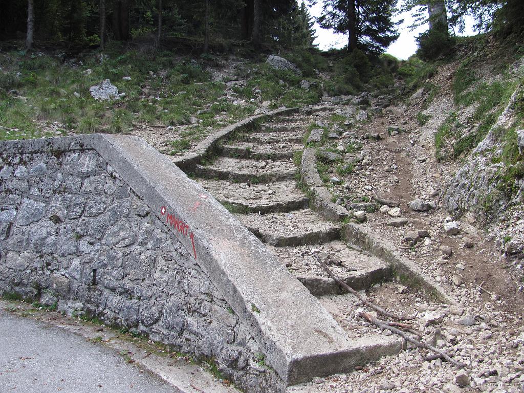 Slika_11.jpg - Na eni izmed mnogih serpentinc je odcep za peš dostop na Mangart. Mislim, da ni ravno obljudena pot.