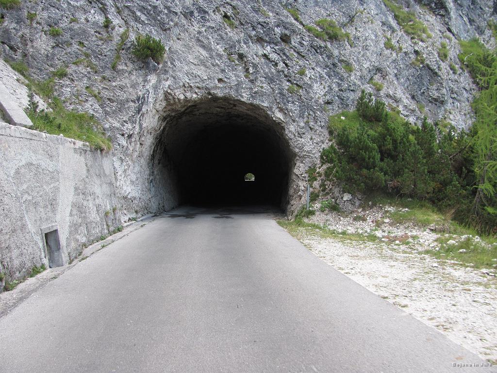 Slika_13.jpg - Najdaljši tunel. Spust skozenj, ko gre malce hitreje, je res grozljiv, saj izgubiš vsakršno pravo orientacijo o tem, kje so stene. Da o morebitnih kamnih oz. ovirah na cestišču ne govorim.