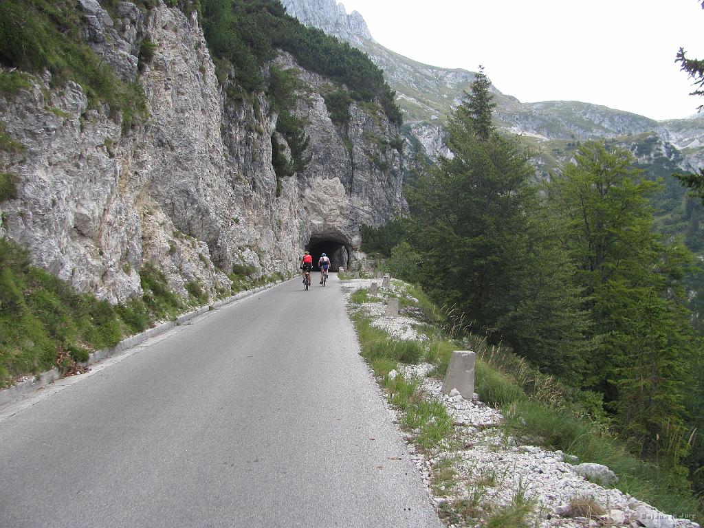 Slika_16.jpg - Kolesarjev, ki pa večina vsi gredo samo do sedla in nato nazaj, ni manjkalo.