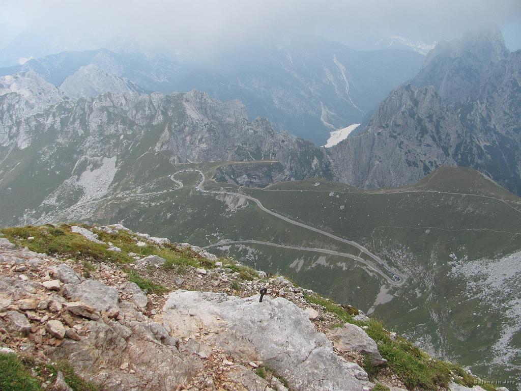 Slika_43.jpg - Od tu naprej pa nisva ravno več uživala, saj ta tema ne napoveduje nič dobrega. Nazaj tu dol nima smisla, saj sva že krepko čez polovico.