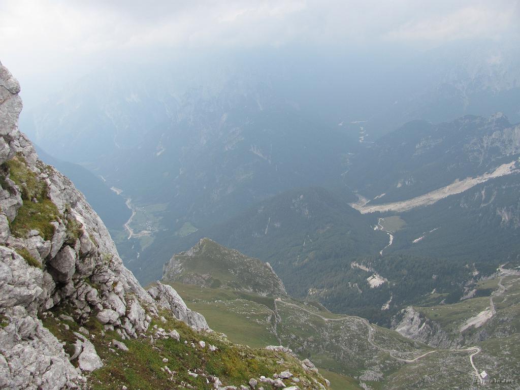 Slika_44.jpg - Pogled na plaz in skrajno levo na dolino Loga pod Mangartom, ki je bil najino izhodišče.