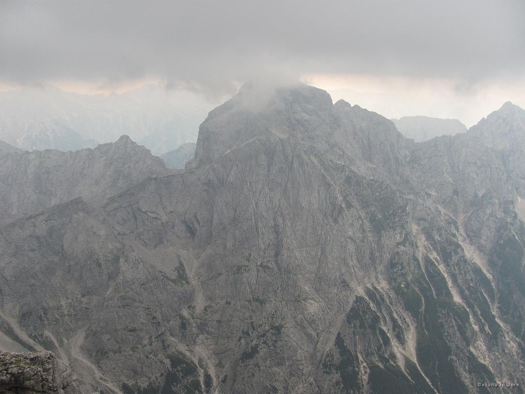 Slika_50.jpg - ... gremo dol. Drugače pa "dvojček" - Jalovec. Dobro vidno tudi Kotovo sedlo, ki pa je bilo najina zimska tura v januarju.
