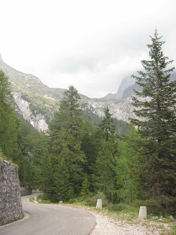 Slika_56.jpg - Spust po mokri cesti, ki je bil pa še vedno hitrejši kot avtomobili. Vsi so naju namreč kar spuščali naprej.