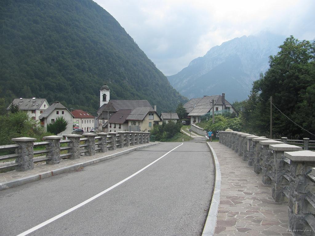 Slika_57.jpg - Uf, priznati morava, da je bil povratek v Log pod Mangartom prava odrešitev, saj sva skoraj pri avtu, sva cela in cilj uresničen. Edini slab priokus je bilo slabo vreme na vrhu, saj vrha nisva mogla ravno "začutiti". Očitno se naju še vedno drži sindrom slabih sobot.