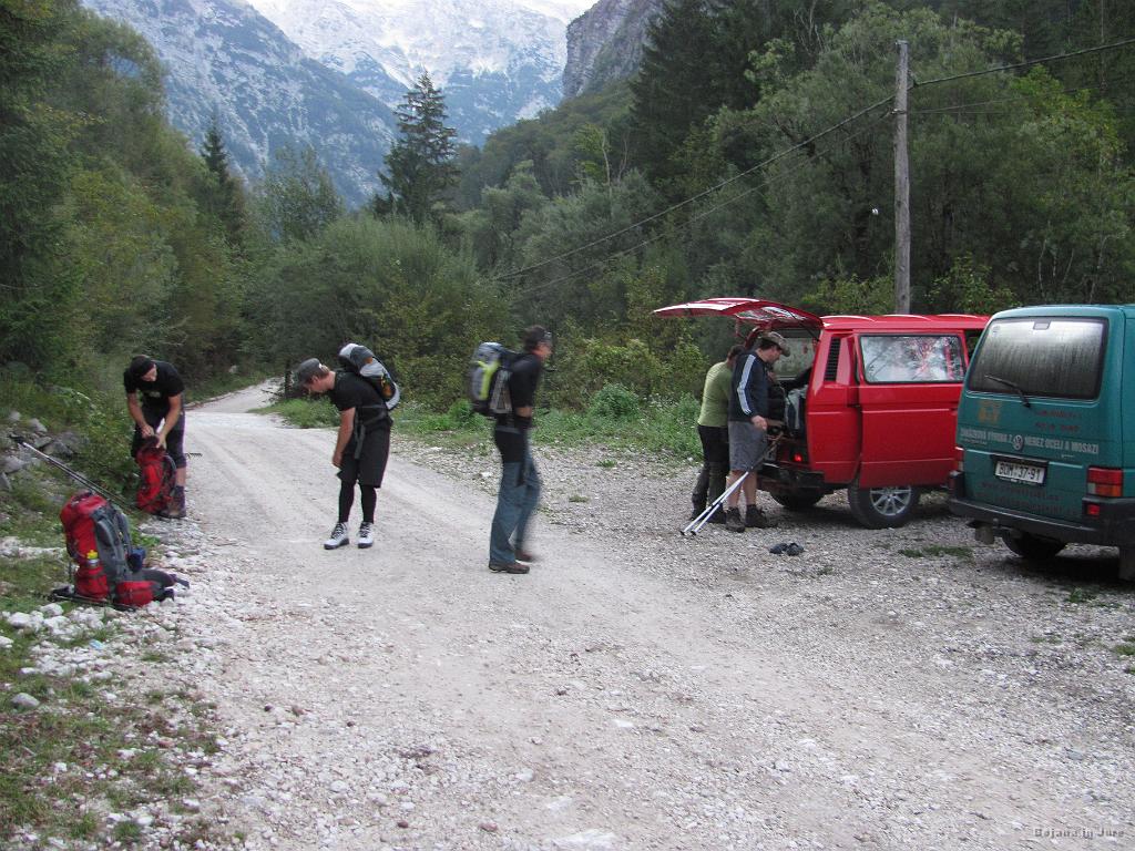 Slika_001.jpg - Prvo parkirišče v Zadnjici, kjer sva z Bojano slab mesec nazaj prenočila za turo proti Triglavu. No, odločitev je bila taka, da gremo kar do rampe, pa ali je kazen ali pa ne :)