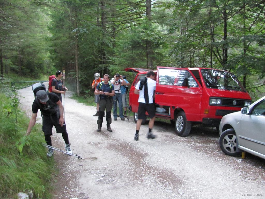 Slika_003.jpg - Dlje se pa res ne da peljati (okrog 700 m). Smeškov kombi je resnično carski.