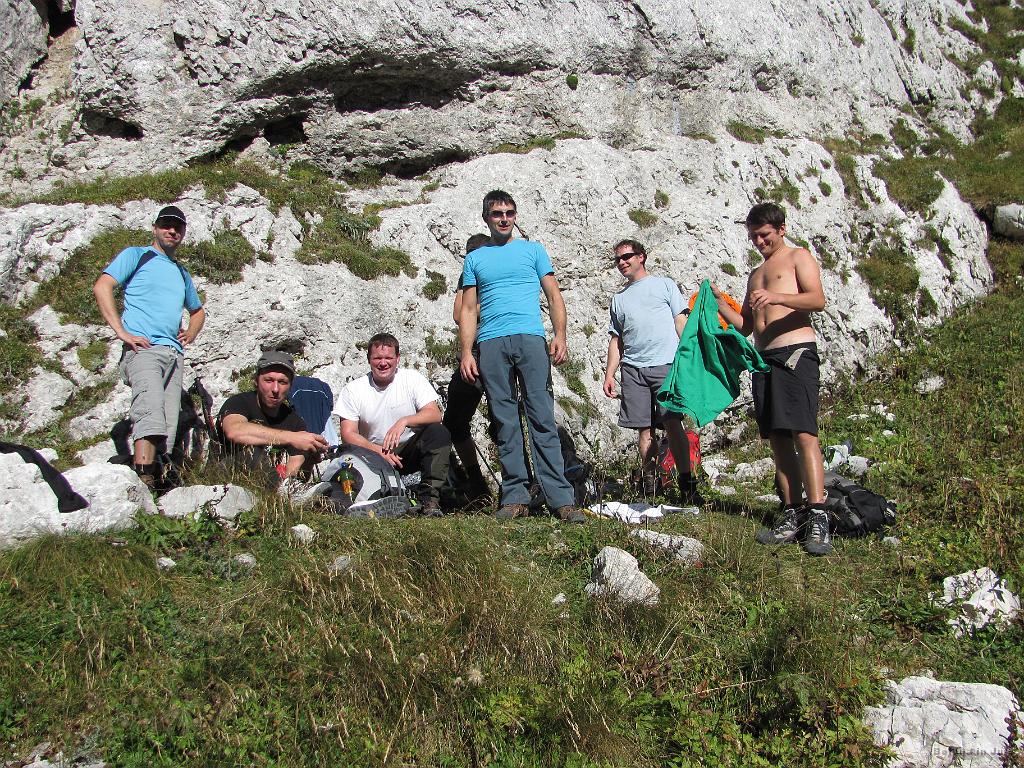 Slika_010.jpg - Sami lepotci nad Luknjo (1758 m) do katere smo namesto 3 ur hodili 2 uri in 10 minut.