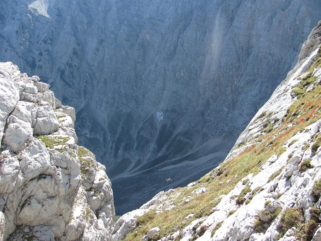 Slika_012.jpg - Helikopter izredno nizko od doline Zadnjice v dolino Vrat.