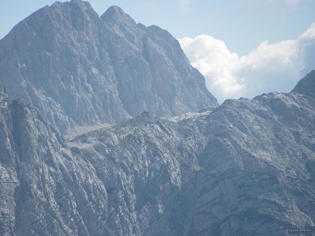 Slika_036.jpg - Zasavska koča na Prehodavcih z Zelnarco v ozadju.