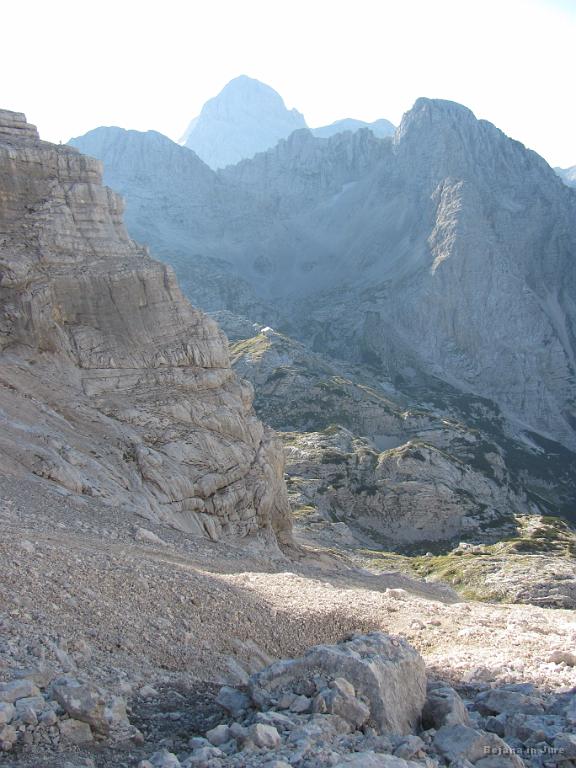 Slika_060.jpg - Z Vikijem sva pred ostalimi stopila v smer sedla Planja, vendar so ostali hitro sledili.