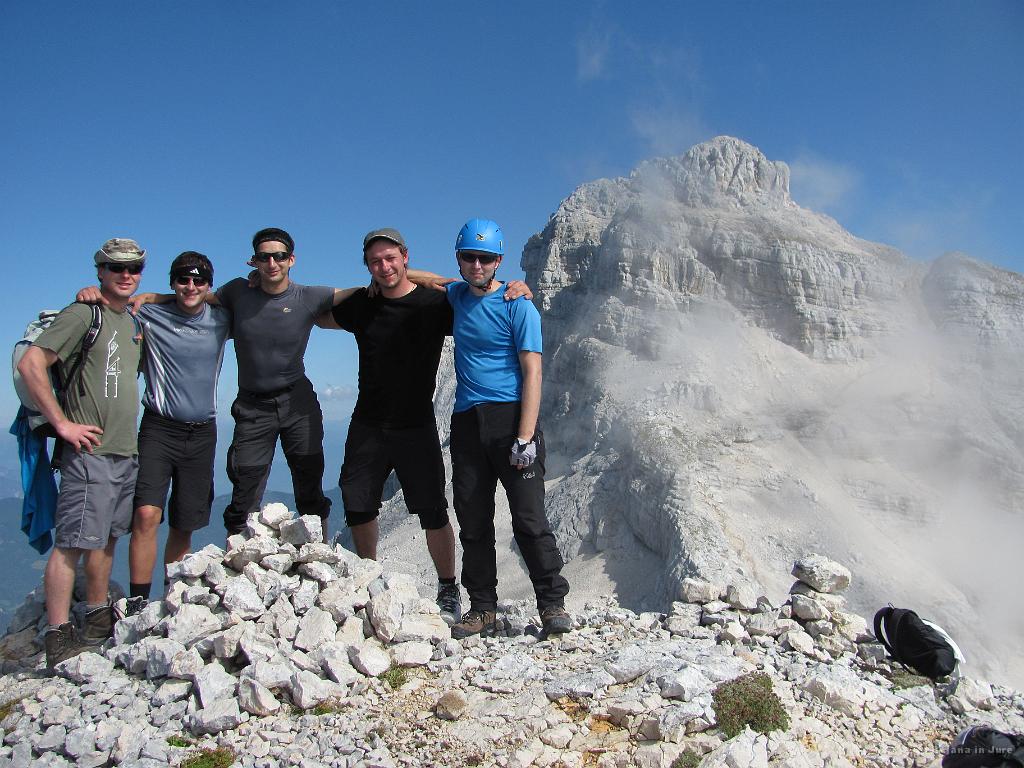 Slika_082.jpg - Gasilska z vrha Planje (2453 m) z Razorjem v ozadju. Viki, Smeško, Borut, Golob in jest.