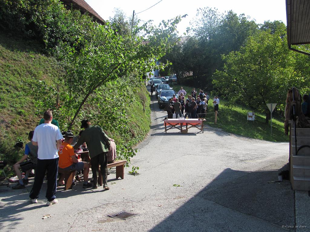 Slika_13.jpg - Čakajoči na ženina so ravno poslušali Deset mejhnih jagrov od The Drinkers. Primerno. :)