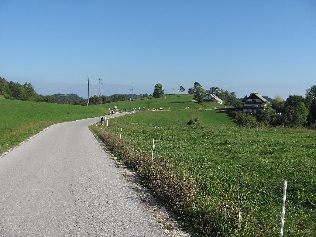 Slika_61.jpg - Tu na levi sva jo ubrala med pašnike, da sva se izognila asfaltu.