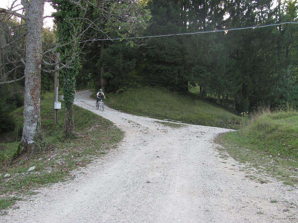 Slika_81.jpg - Tu naju je že skrbela svetloba, saj dnevi niso več tako dolgi, pa še shladi se hitreje, tako da sva se ustavljala samo takrat, ko sva pogledala na zemljevid.