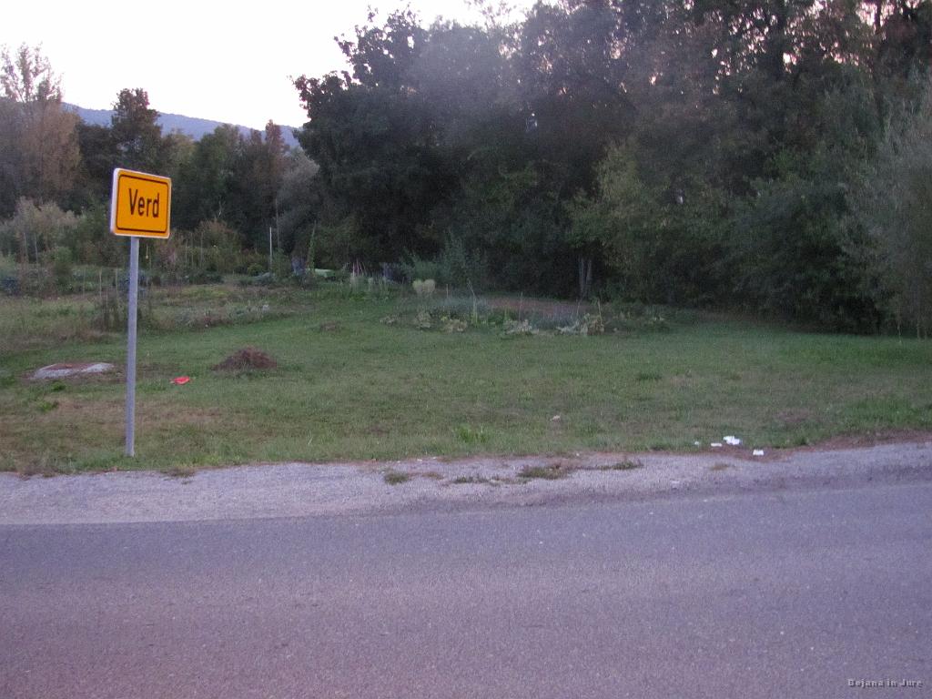 Slika_91.jpg - Še hiter pogled na najin grunt, nato pa preobleč in na večerjo v Cankarjev hram. Kolesarsko turo sva podprla z mešano solato, polnjenimi kalamari, svinjskim zrezkom s pršutom, sirom in gobovo omako, orehovimi in čokoladnimi palačinkami ter odličnim temnim pivom.
