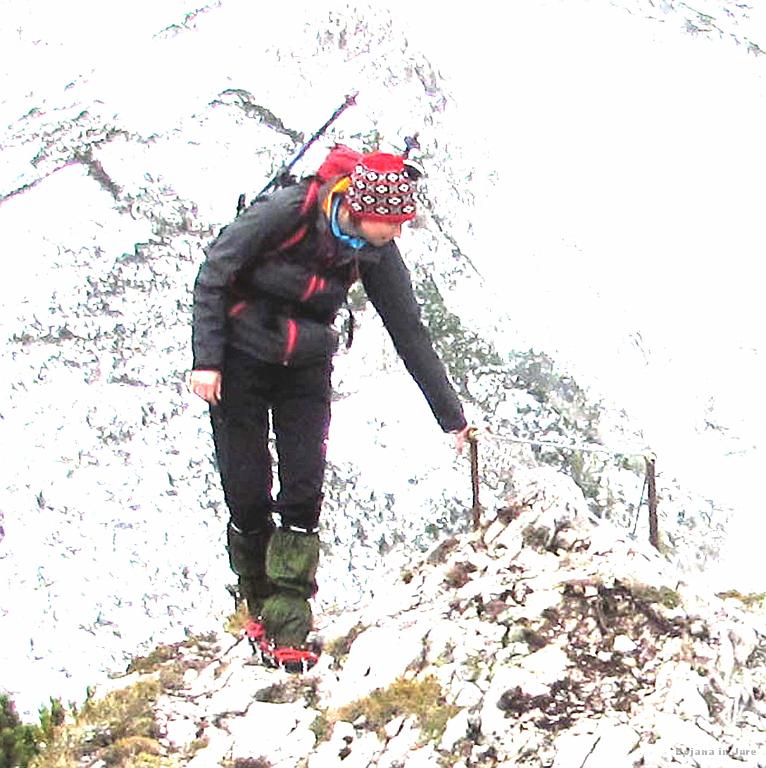 Slika_46.jpg - ...greva nazaj po puščene palice. Ja, če greš na Konja, si verjetno tudi sam konj. Namreč kot vemo je spust vedno težji kot vzpon, zato sva svoje znanje vzpona izpopolnila še enkrat. No, nisva palic pustila prav na sedlu Presedljaj, ampak le 15 minut od vrha Konja. Slika je namenoma popačena, da je Bojana bolje vidna.
