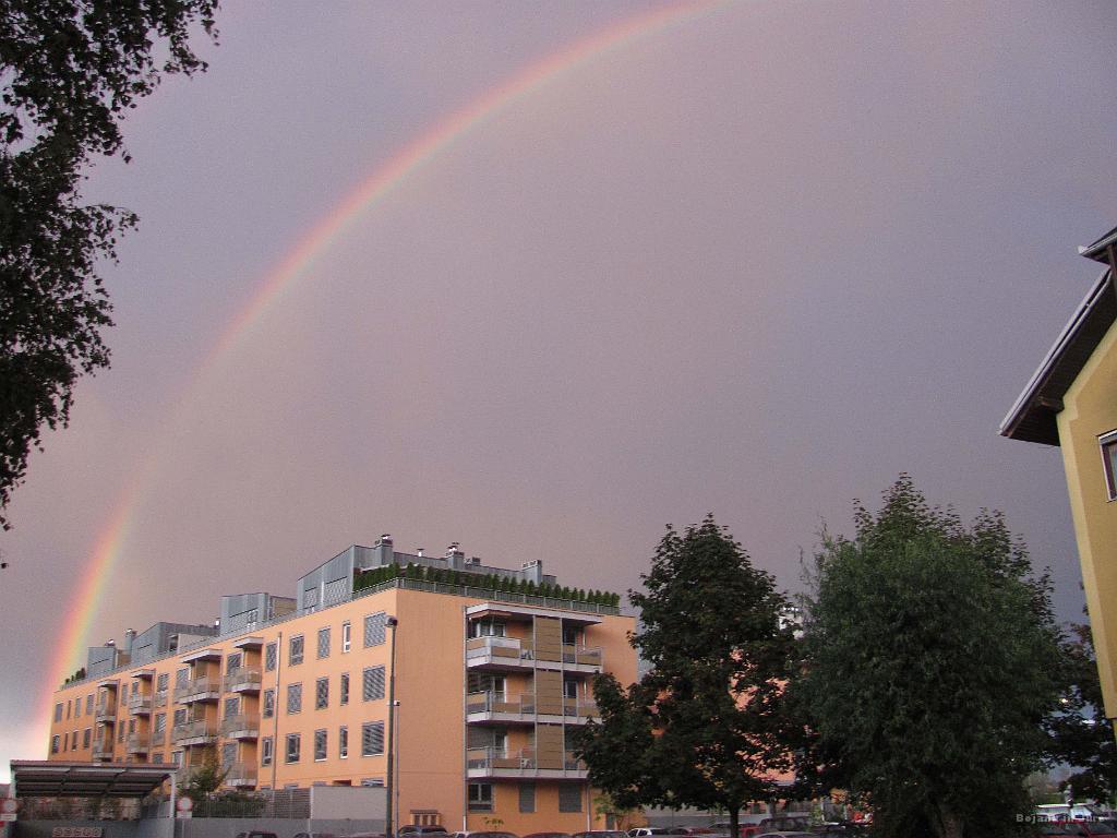Slika_78.jpg - Ob prihodu na Vrhniko je deževalo in posledica je bila mavrica v povsem polnem loku. Dokaz za to je naslednji posnetek.
