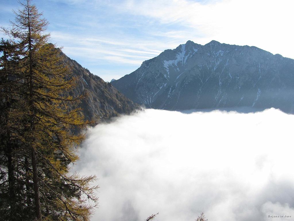 Slika_16.jpg - Megla oz. oblačnost se je pričela dvigati. V ozadju je lepo vidna Begunjščica, levo pa Srednji vrh(1796 m).