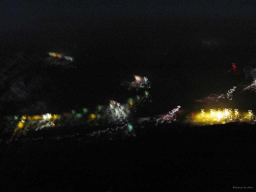 Slika_11.JPG - Iz roke...pogled na avtocesto. Tu je že veter kazal zobe, zato ni bilo mogoče držati fotoaparata vsaj približno na miru.