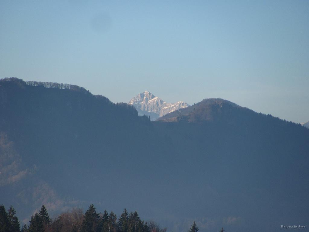 Slika_39.JPG - Triglav kuka iz ozadja.