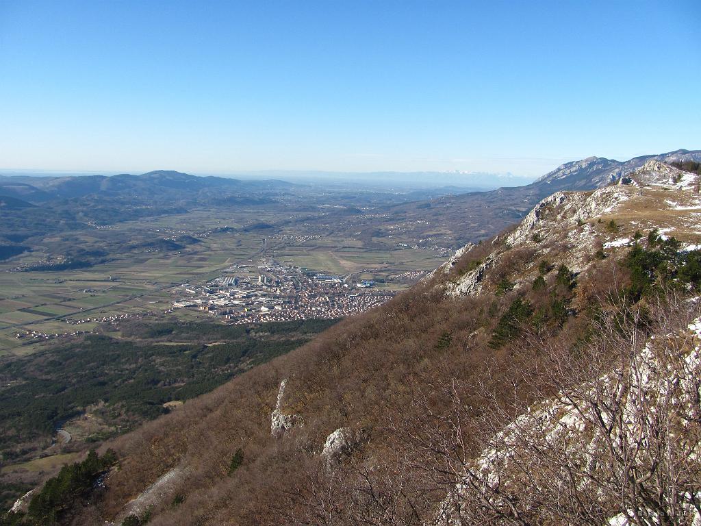 Slika_23.jpg - Ajdovščina se že vidi v daljavi.