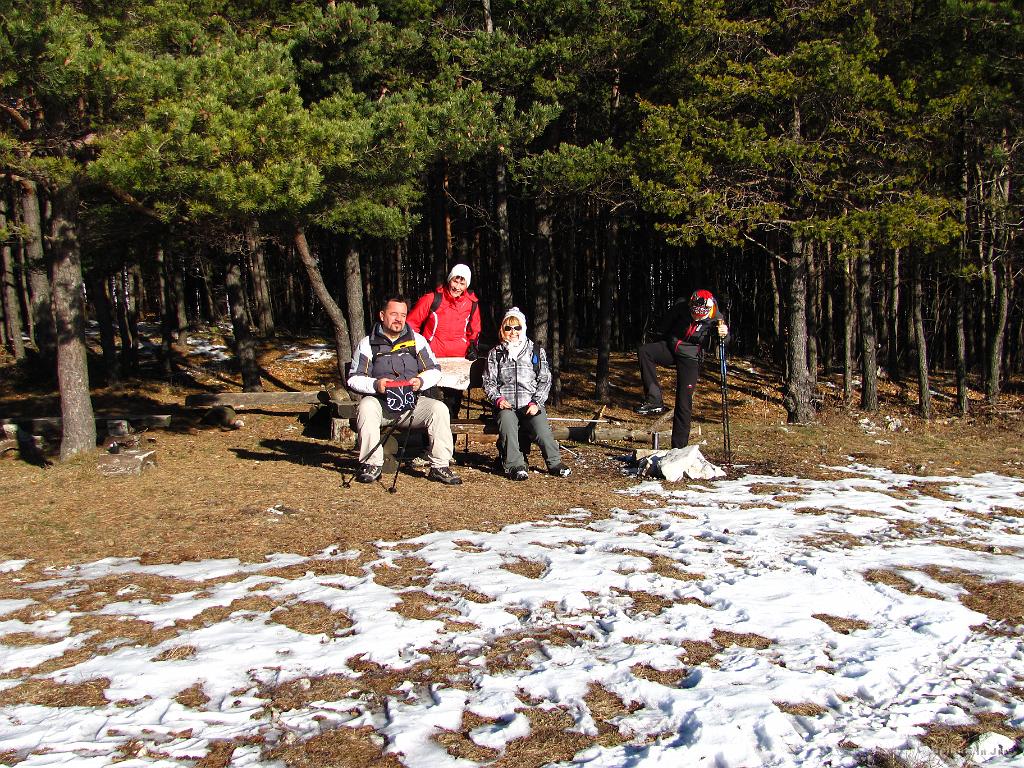 Slika_30.jpg - Ena na pol gasilska. Eni so pa res pravi športniki, da rabijo energijsko pijačo, da zmorejo prenesti napore tega težkega športa - skoka v dolino. Eno piksno namreč pravkar obsojam na spešt.
