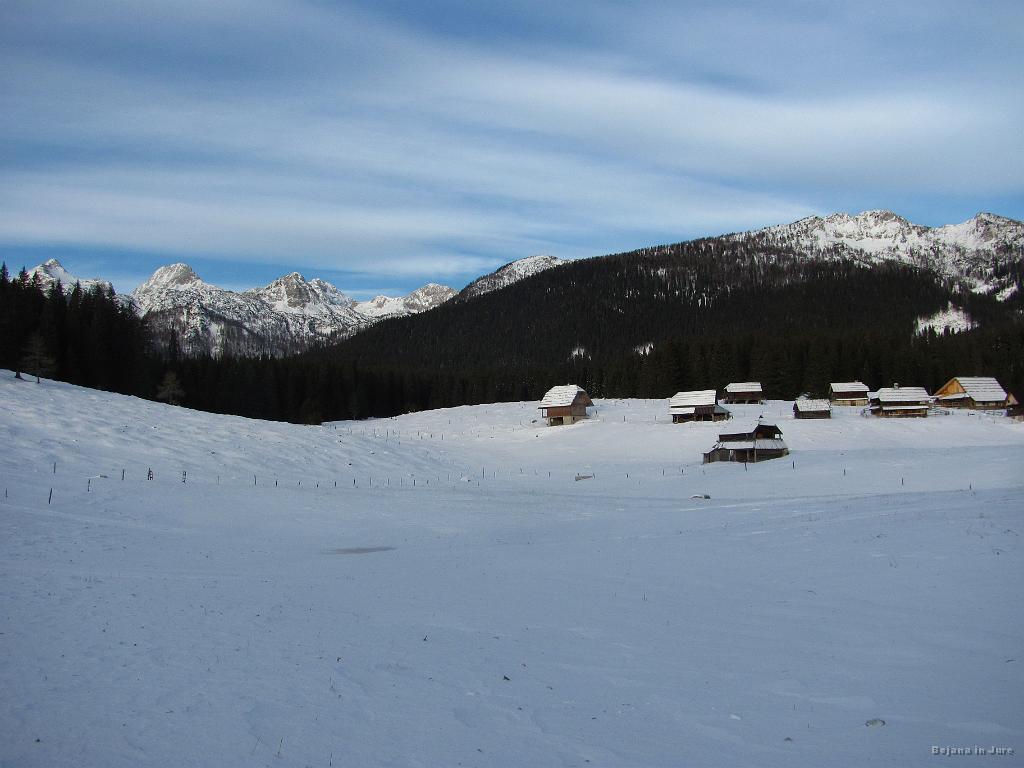 Slika_08.jpg - Še pogled v levo, z Viševnikom skrajno levo.