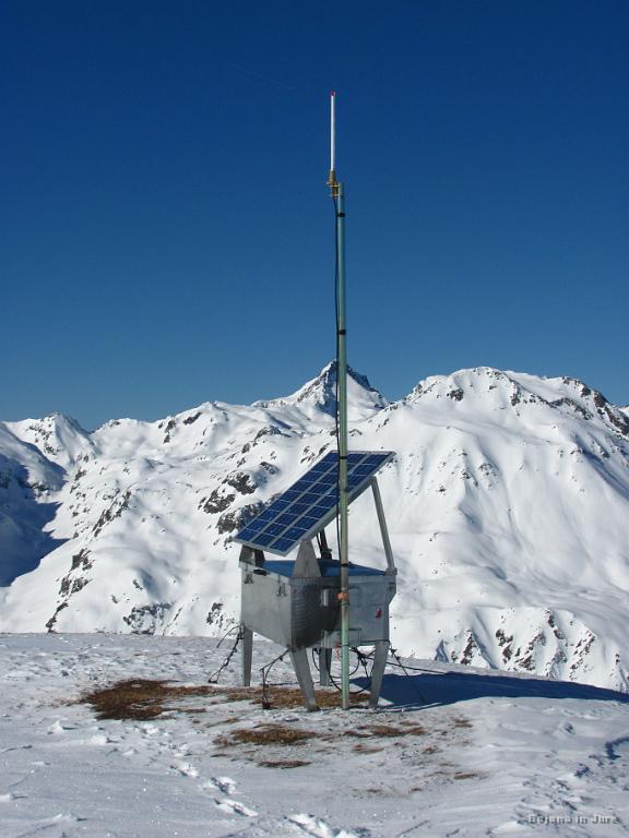 Slika_121.jpg - Poleg križa na vrhu najdemo tudi majhno sončno elektrarno. Tu je višina okrog 2450 m.