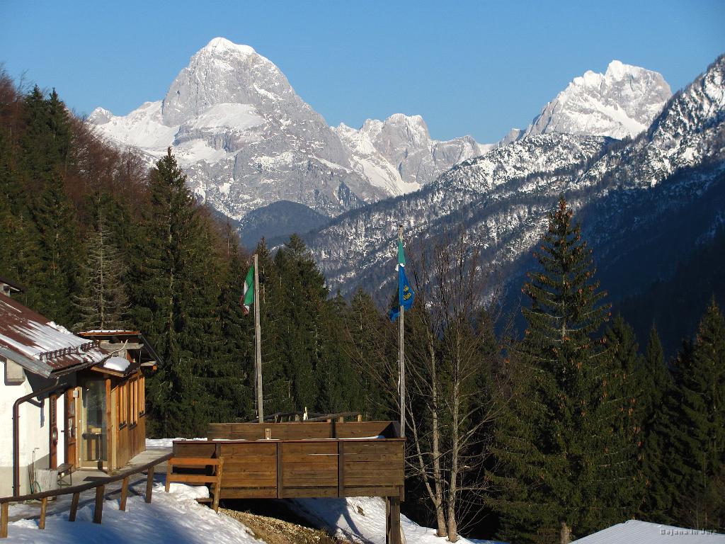 Slika_57.jpg - Igranje turista. Pogledat sva šla še izhodišče za turne smeri pod Montažem in na poti nazaj uzrla to krasoto. Pokukala sva še na gradbišče v Planici, nato pa skočila po par kremšnit in domov.