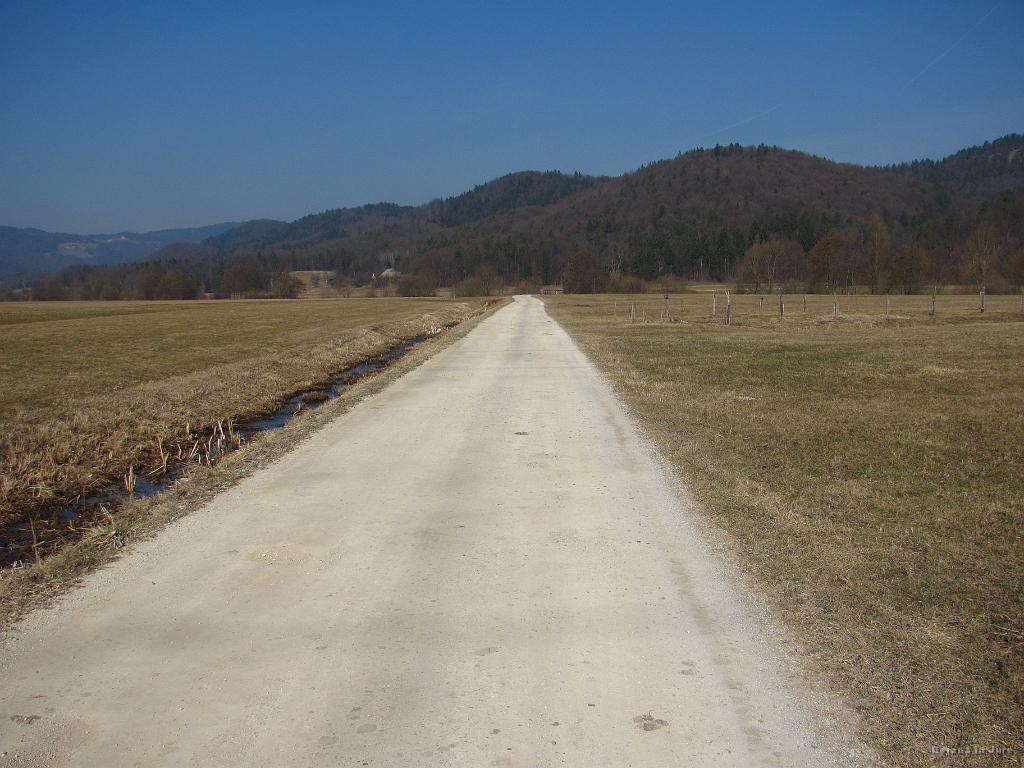 Slika_01.jpg - Z glavne ceste proti Ligojni zavijeva v smer Podlipške doline.