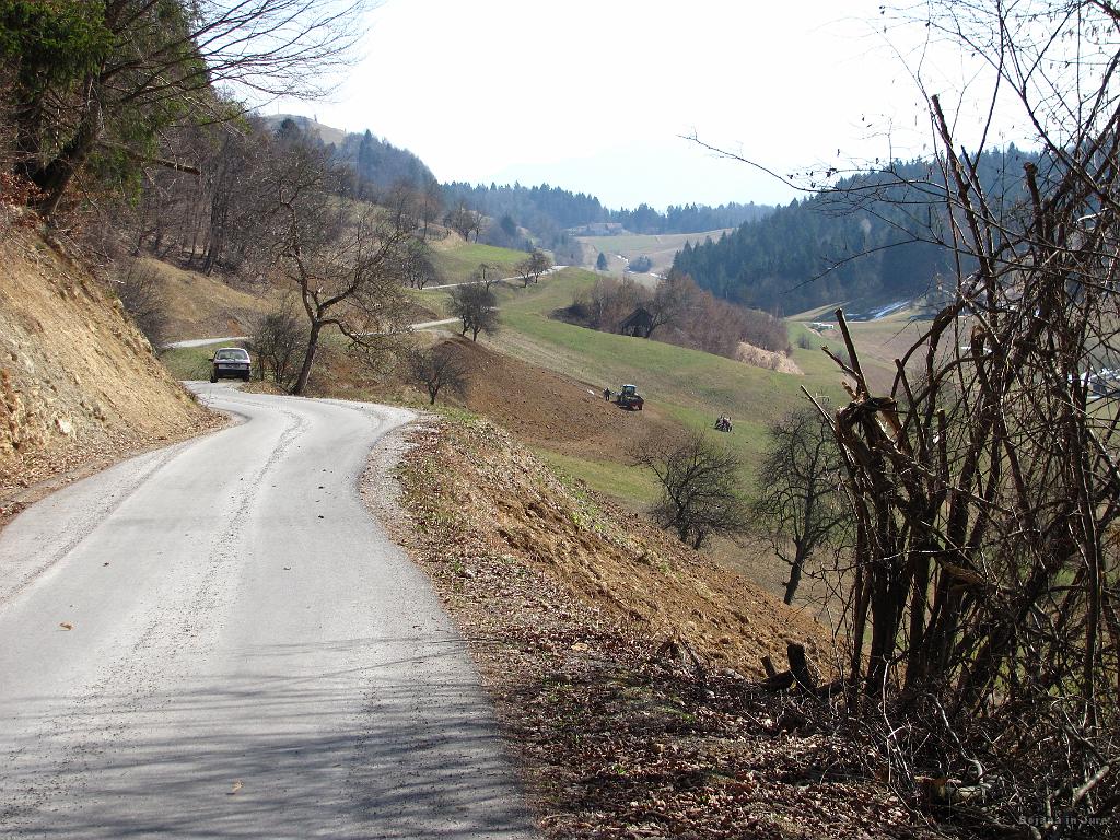 Slika_23.jpg - Marljive roke so obdelovale teren. Nisva pa ugotovila kaj točno počno?!