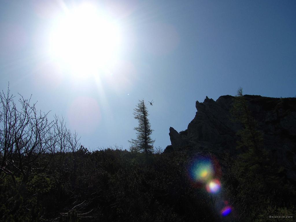 Slika_14.jpg - Helikopterja krožita, lebdita, sem in tja... Le kaj se dogaja? Sprašujeva se, če slučajno ni kaj narobe?!